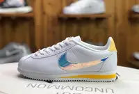 在飛比找Yahoo!奇摩拍賣優惠-Nike CLASSIC CORTEZ SE 白色 炫彩 阿