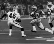 Barry Sanders Detroit Lions runs with the ball 1990s Old Photo 33