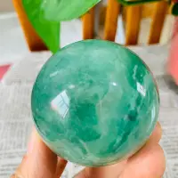 在飛比找Yahoo!奇摩拍賣優惠-FA72天然綠螢石水晶球擺件綠色水晶原石打磨屬木客廳辦公家居