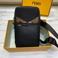 在飛比找Yahoo!奇摩拍賣優惠-【熱賣精選】FENDI 高品質芬迪胸包腰包小怪獸金屬眼睛真皮