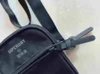 在飛比找Yahoo!奇摩拍賣優惠-全新Superdry 極度乾燥黑色多功能側背包