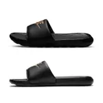 【NIKE 耐吉】拖鞋 男鞋 運動 VICTORI ONE SLIDE 黑金 CN9675-006