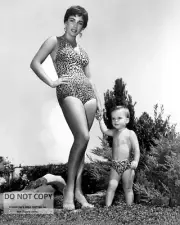 ELIZABETH TAYLOR IN A LEOPARD-SKIN BATHING SUIT - 8X10 PUBLICITY PHOTO (DD-469)