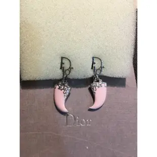 Dior粉色牛角夾式耳環
