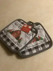 North Pole Bed & Breakfast Set of 2 hot pads and an oven mitt