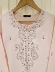 1 Pc Size(SMALL,And LARGE)agha noor Kurta