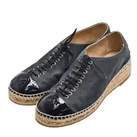 在飛比找Yahoo奇摩購物中心優惠-CHANEL 經典雙C LOGO漆皮麂皮拼接草編鞋帶休閒鞋(