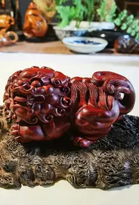 在飛比找Yahoo!奇摩拍賣優惠-#興趣收藏好貨      非洲小葉紫檀純手工雕刻獅子踩球擺件