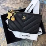 二手精品 香奈兒 CHANEL 一字拉鏈零錢包 卡包 貓頭鷹吊飾 牛皮荔枝紋 萬用包 黑色V型紋 零錢包