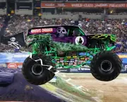 GRAVE DIGGER MONSTER TRUCK RUNNING ON TRACK 8X10 GLOSSY PHOTO #SD2