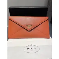 在飛比找蝦皮購物優惠-（已售出）Prada 金屬logo 信封式長夾 小牛皮 義大