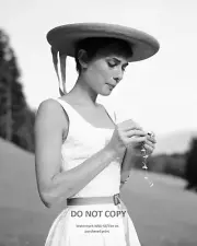 AUDREY HEPBURN LEGENDARY ACTRESS - 8X10 PUBLICITY PHOTO (DA-761)