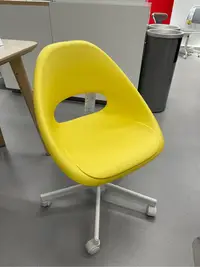 在飛比找Yahoo!奇摩拍賣優惠-IKEA旋轉椅（黃）