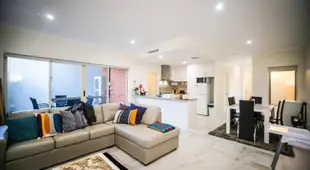 VIP Stays - Villa De Burswood Luxury 3BR Suite w/ King Bed FREE WIFI