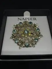 New Napier Snowflake Brooch Pin Gold Tone Filigree Lucite Crystals Signed✨