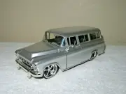 1957 CHEVY SUBURBAN SILVER JADA 1:24 METAL DIECAST OPENING HOOD DOORS & REAR END