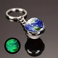 在飛比找Yahoo!奇摩拍賣優惠-夜光宇宙星球鑰匙扣太陽系金屬掛件星系星云地球雙面玻璃球鑰匙鏈