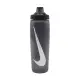 【NIKE 耐吉】水壺 Refuel Bottle 24oz 黑 銀 掀蓋式 止滑 可擠壓 水瓶 運動 自行車(N100766805-424)