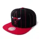 【Mitchell & Ness】NBA Team Pin Snapback 公牛 黑紅(Snapback 經典平帽沿 棒球帽)