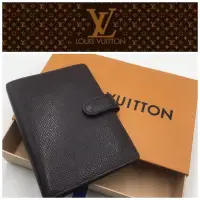 在飛比找Yahoo!奇摩拍賣優惠-Louis Vuitton 3卡Taiga記事本 筆記本 活