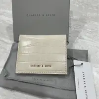 在飛比找PopChill優惠-[二手] Charles&Keith 鱷魚紋拉鍊短夾(奶油白