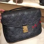 雅萱二手 LV 路易威登 M41487 POCHETTE MÉTIS 手袋 黑色 郵差包 老花壓紋 斜挎包 單肩包 現貨