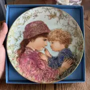 Knowles Fine China Mothers Day Plate Mai 1988 by Edna Hibel with Orginal Box