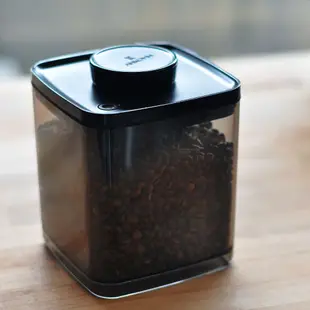 【現貨/發票】ANKOMN Turn-N-Seal 旋轉真空保鮮盒 2.4L (半透黑) 儲物罐 保鮮罐 密封罐