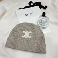 在飛比找PopChill優惠-[二手] Celine logo燕麥色毛帽（blackpin