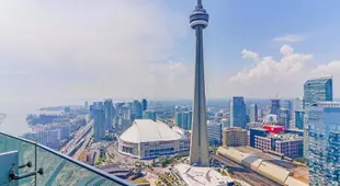 Presidential 2 plus 1BR Condo, Entertainment District - Downtown with CN Tower View, Balcony, Pool &