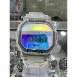 【金台鐘錶】CASIO卡西歐G-SHOCK 蒸鍍錶面 漸變七彩色彩玻璃 DW-5600SRS-7