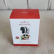 HALLMARK 2013 LOONEY TUNES ZEE PERFECT GIFT PEPE LE PEW NIB
