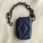 全新正品[BOTTEGA VENETA]基本款 BV 深藍 扣鍊式 相機套 香煙盒 手機袋 萬用袋  煙盒