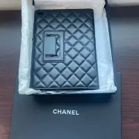 在飛比找Yahoo!奇摩拍賣優惠-CHANEL 香奈兒 正品 真品  ipad 皮套