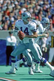 Quarterback Gary Hogeboom Dallas Cowboys drops back to pass agains- Old Photo