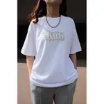 KITH MEADOW SERIF TEE