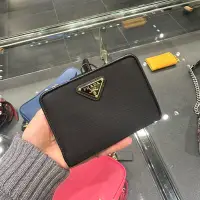 在飛比找蝦皮購物優惠-SoHoShop歐洲代購 PRADA 三角牌LOGO荔枝紋牛