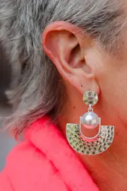 Brushed With Pearl Drop Earring--GRE-MEDBLI51