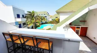 Penthouse with rooftopbar, Fiber WiFi, next to the beach!