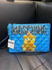 在飛比找Yahoo!奇摩拍賣優惠-【EZ兔購】~正品 MOSCHINO 熊 菱格紋 天空藍 手