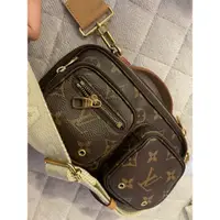 在飛比找蝦皮購物優惠-Louis Vuitton 誠可刀休閒 胸包 零錢包 經典老