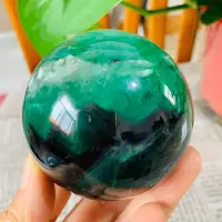 在飛比找Yahoo!奇摩拍賣優惠-FA73天然綠螢石水晶球擺件綠色水晶原石打磨屬木客廳辦公家居