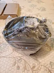 NIB Amazon Basics Pre Seasoned Cast Iron Dutch Oven With Lid