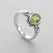 Green Oval PERIDOT Ring - Multiple Sizes - 925 STERLING SILVER #13e