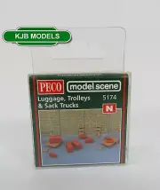 BNIB N Gauge Peco Model Scene 5174 Luggage, Trolleys and Sack Trucks