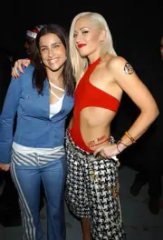 Nelly Furtado & Gwen Stefani pose backstage at the My VH-1 Music A- Old Photo 1