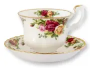Vintage ROYAL ALBERT Bone China OLD COUNTRY ROSES TEA CUP & SAUCER (Set of 3)