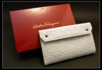 在飛比找Yahoo!奇摩拍賣優惠-全新☆ SALVATORE FERRAGAMO 白色 LOG