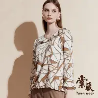 在飛比找momo購物網優惠-【TOWN’WEAR 棠葳】幾何印花荷葉領上衣(中大尺碼/女