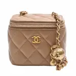 【CHANEL 香奈兒】經典雙C LOGO小金球菱格小羊皮拉鍊斜背小方包(淺棕色AP1447L-BROWN-GPN)